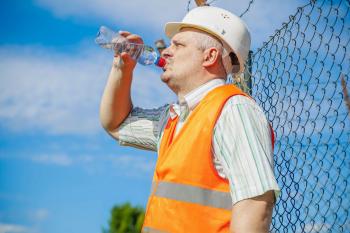 Lavoratori e caldo nell'immagine c'è un lavoratore sotto il sole che beve dell'acqua